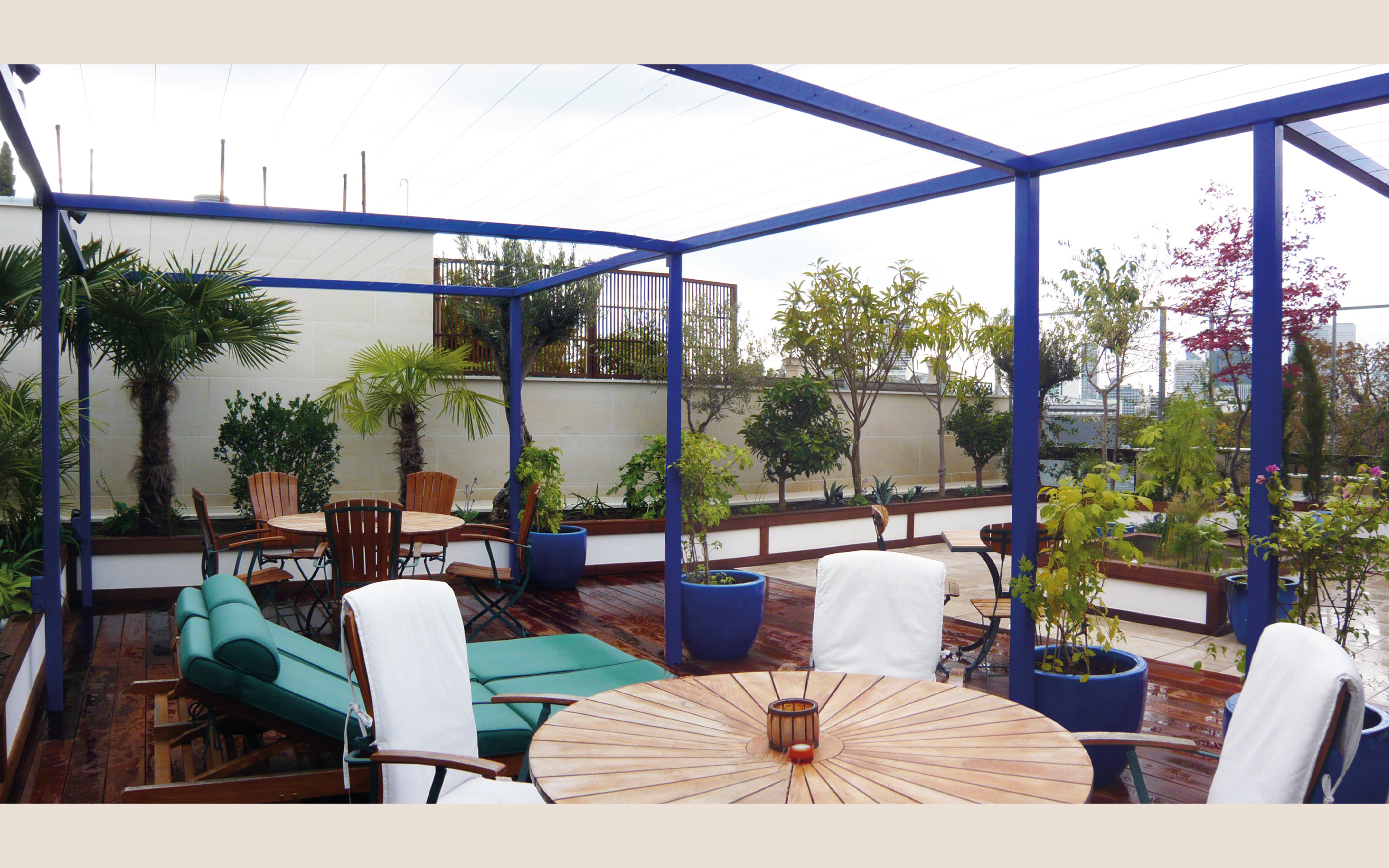 Pergola bleue majorelle à Neuilly